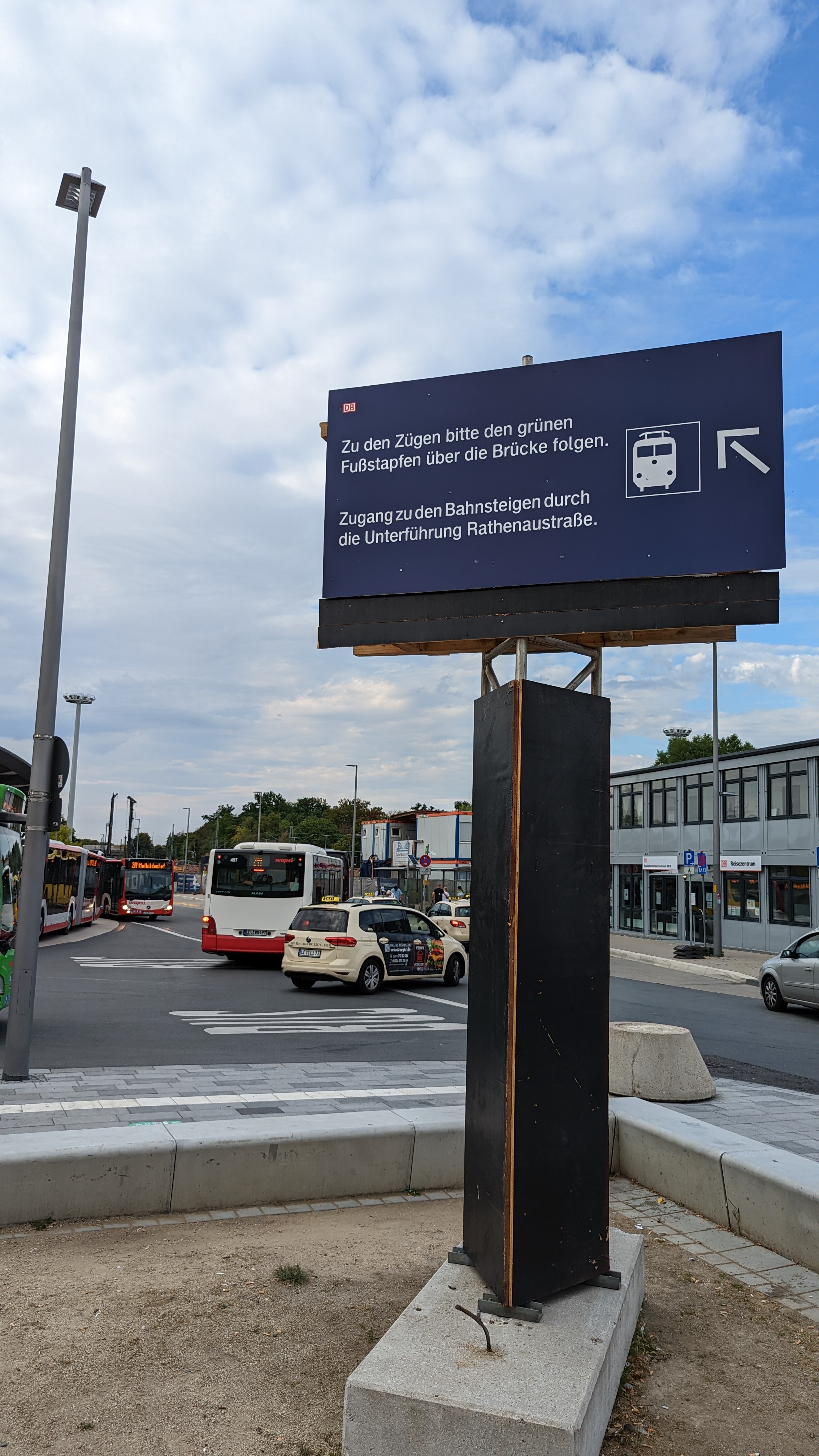 Hinweis zur Umleitung zum Bahnsteig am Bahnhof Leverkusen-Mitte.